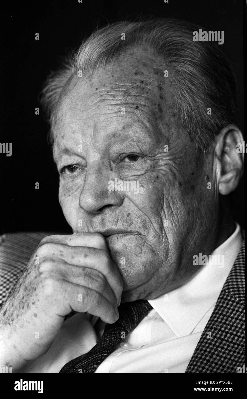 Deutschland, Bonn, 11.09.1991 100 Jahre Willy Brandt Willy Brandt (geboren am 18. Dezember 1913 in Lübeck als Herbert Ernst Karl Frahm, 8. Oktober 1992 in Unkel) war ein deutscher sozialdemokratischer Politiker. Von 1957 bis 1966 war er Bürgermeister von Berlin, 1966-1969 Bundesaußenminister und Stellvertretender Kanzler und 1969-1974. Kabinett Kiesinger vierter Kanzler der Bundesrepublik Deutschland. Für seine Ostpolitik, die sich auf Entspannung und Ausgewogenheit mit den osteuropäischen Staaten konzentrierte, erhielt er 1971 den Friedensnobelpreis. Von 1964 bis 1987 war Brandt, Vorsitzender des EPD, 1976-1992 Präsident des Stockfoto