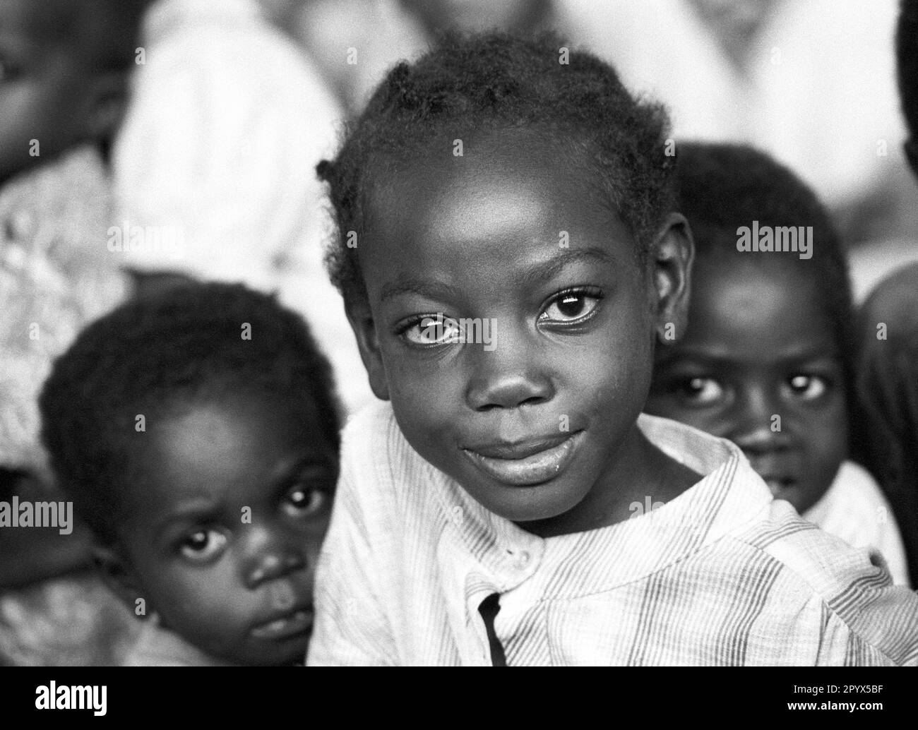 AGO , ANGOLA : Ein Mädchen mit ihren Geschwistern in einem Lager in Malanje , das Opfer des Bürgerkriegs in Angola ist . 15.12.1993 Stockfoto