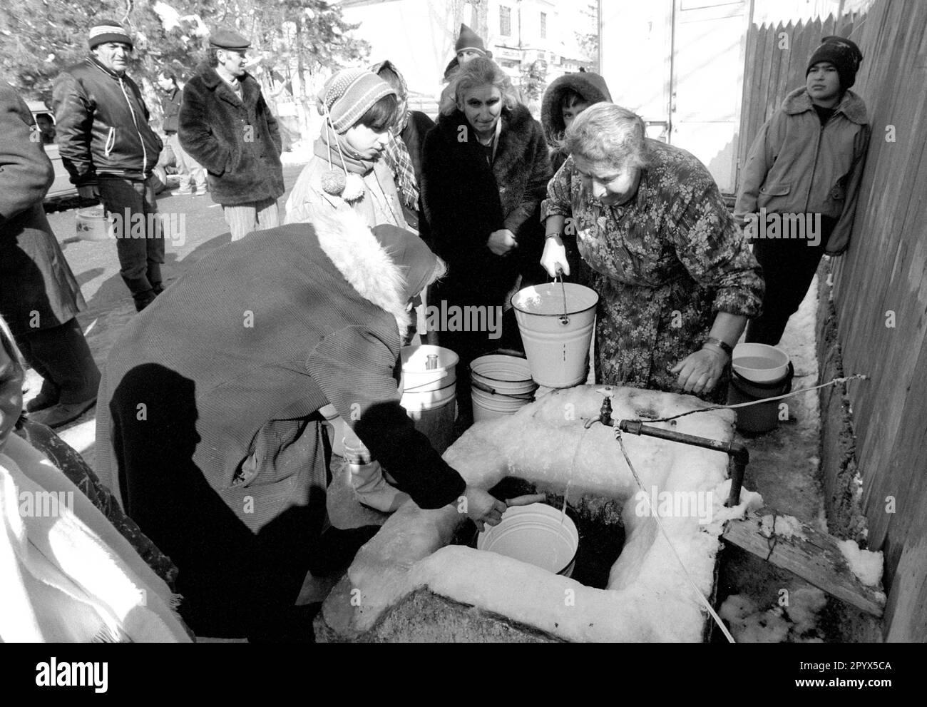 GEO , GEORGIEN : die Bürger erhalten Wasser aus einem gefrorenen Brunnen in Tiflis 08.02.1994 Stockfoto