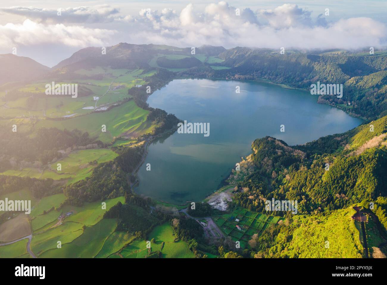 Luftaufnahme der Landschaften auf der Insel Sao Miguel, grüner Ackerland und vulkanische Berge und Seen, Azoren, Portugal Stockfoto