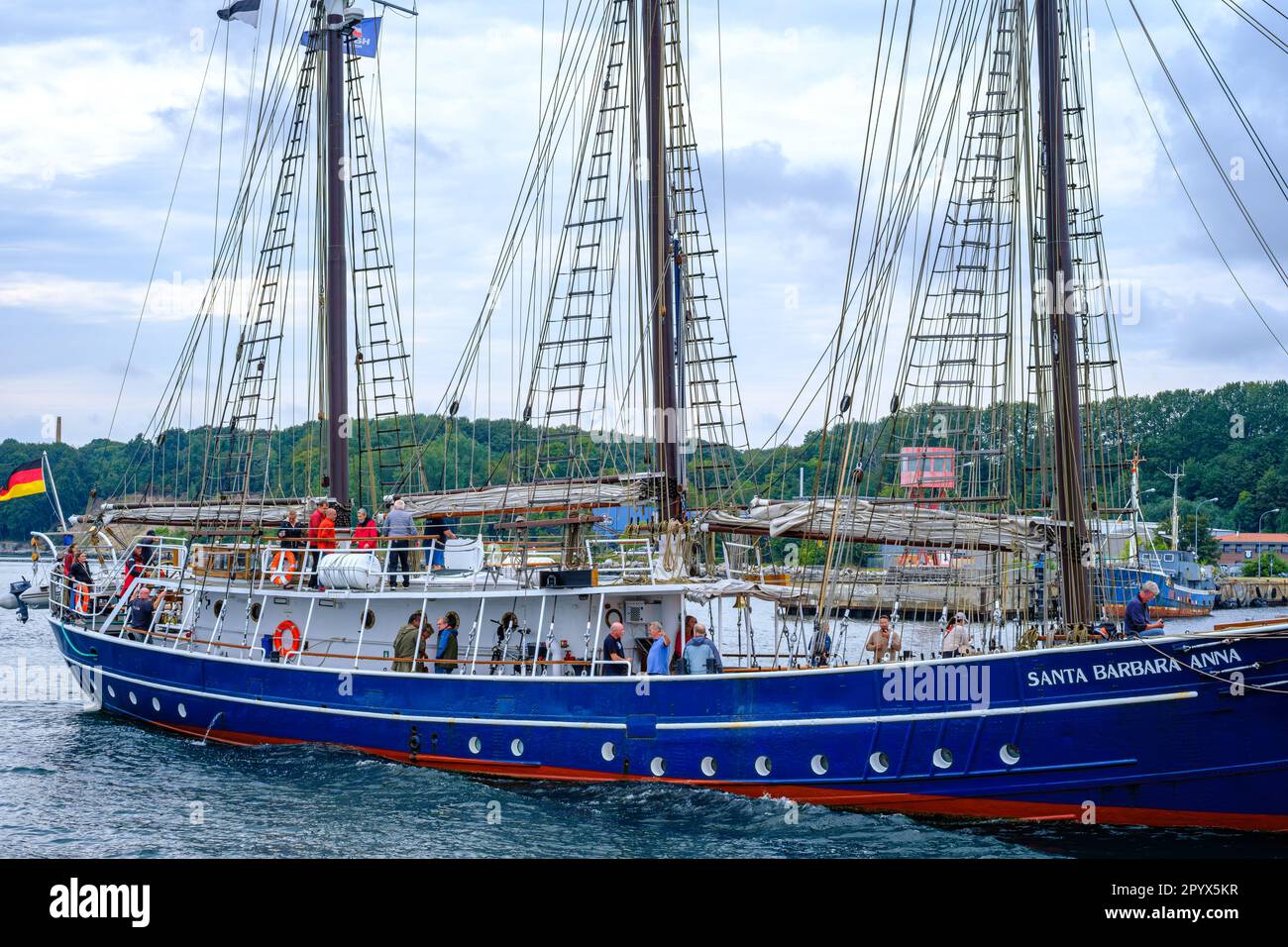 Der Santa Barbara Anna Schoner segelt im Rahmen der Sassnitz Sail 2022 in den Hafen von Sassnitz, Mecklenburg-Vorpommern. Stockfoto
