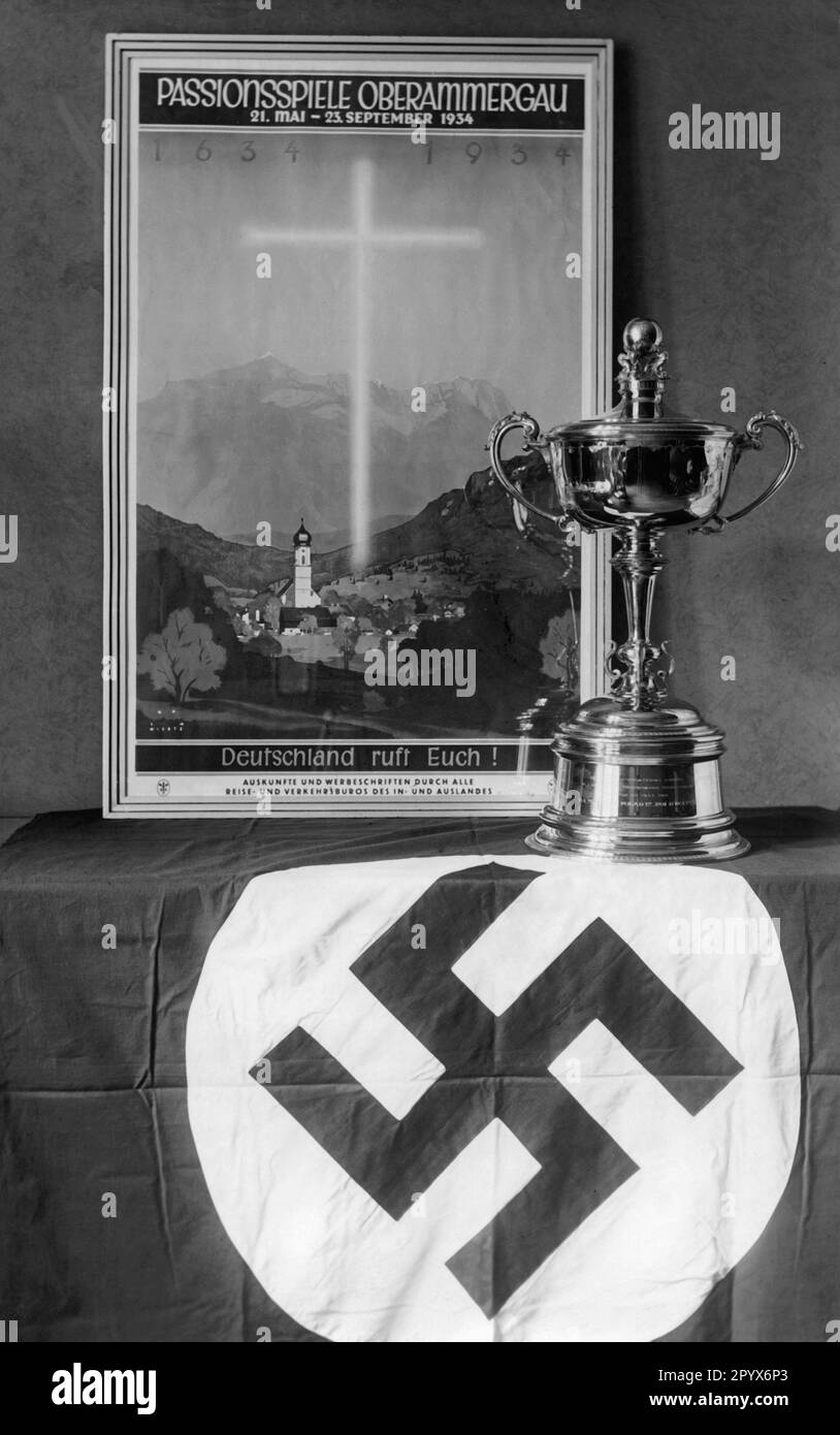 Das Poster des Oberammergau Passionsspiels 1934 erhält den ersten Preis für Publicity. Davor steht der Pokal, gesponsert von König Fuad I. von Ägypten, auf einer Hakenkreuz-Flagge. [Maschinelle Übersetzung] Stockfoto
