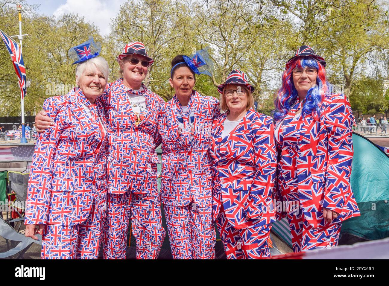 London, England, Großbritannien. 5. Mai 2023. Königliche Superfans lagern in der Mall nahe Buckingham Palace am Vorabend der Krönung von König Karl III (Kreditbild: © Vuk Valcic/ZUMA Press Wire) NUR REDAKTIONELLE VERWENDUNG! Nicht für den kommerziellen GEBRAUCH! Stockfoto