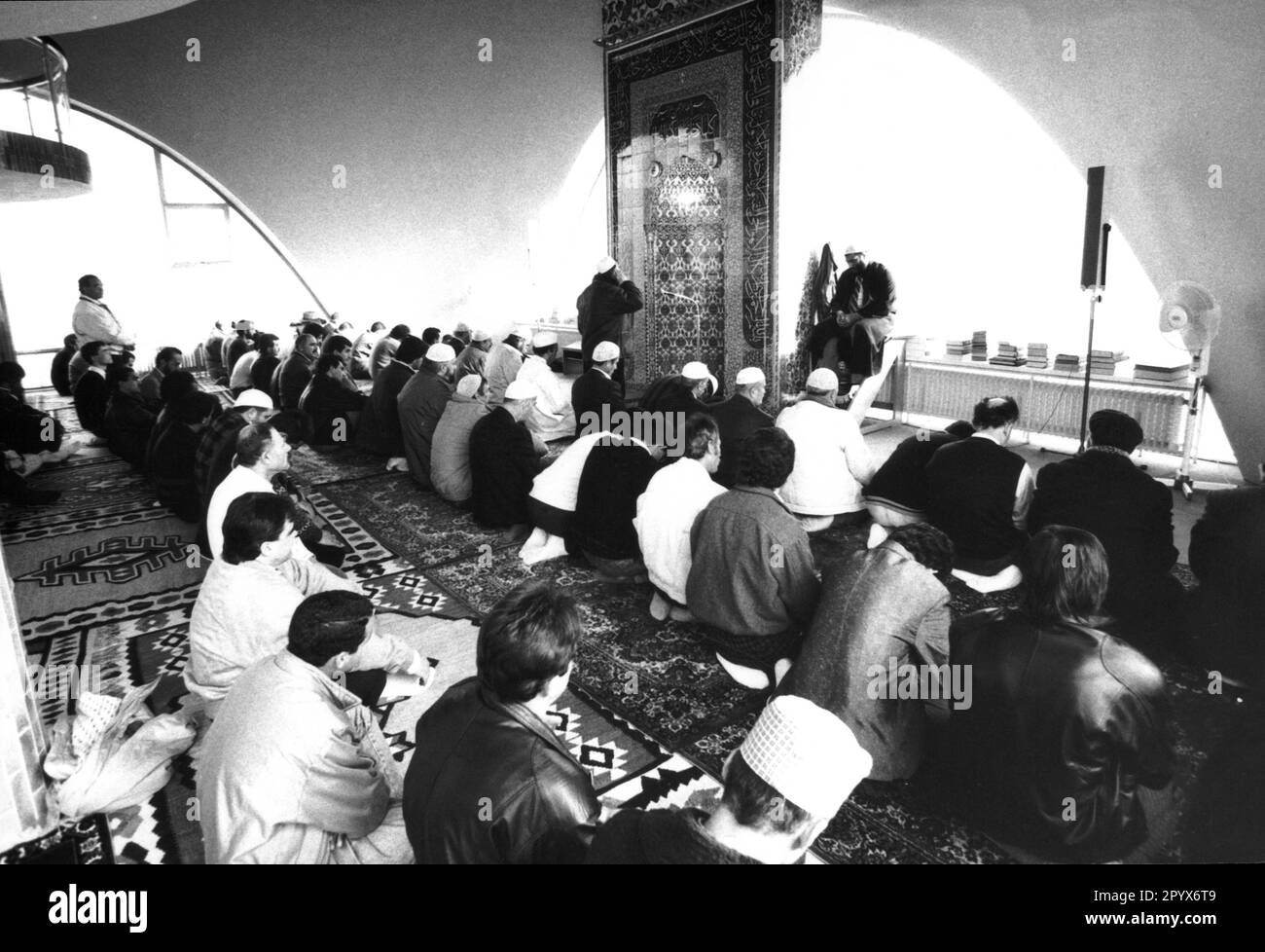 Das islamische Zentrum in München Freimann wurde 1973 eröffnet und ist Wohnsitz der islamischen Gemeinschaft in Deutschland. Dieses Bild zeigt moslems beim Beten. Stockfoto