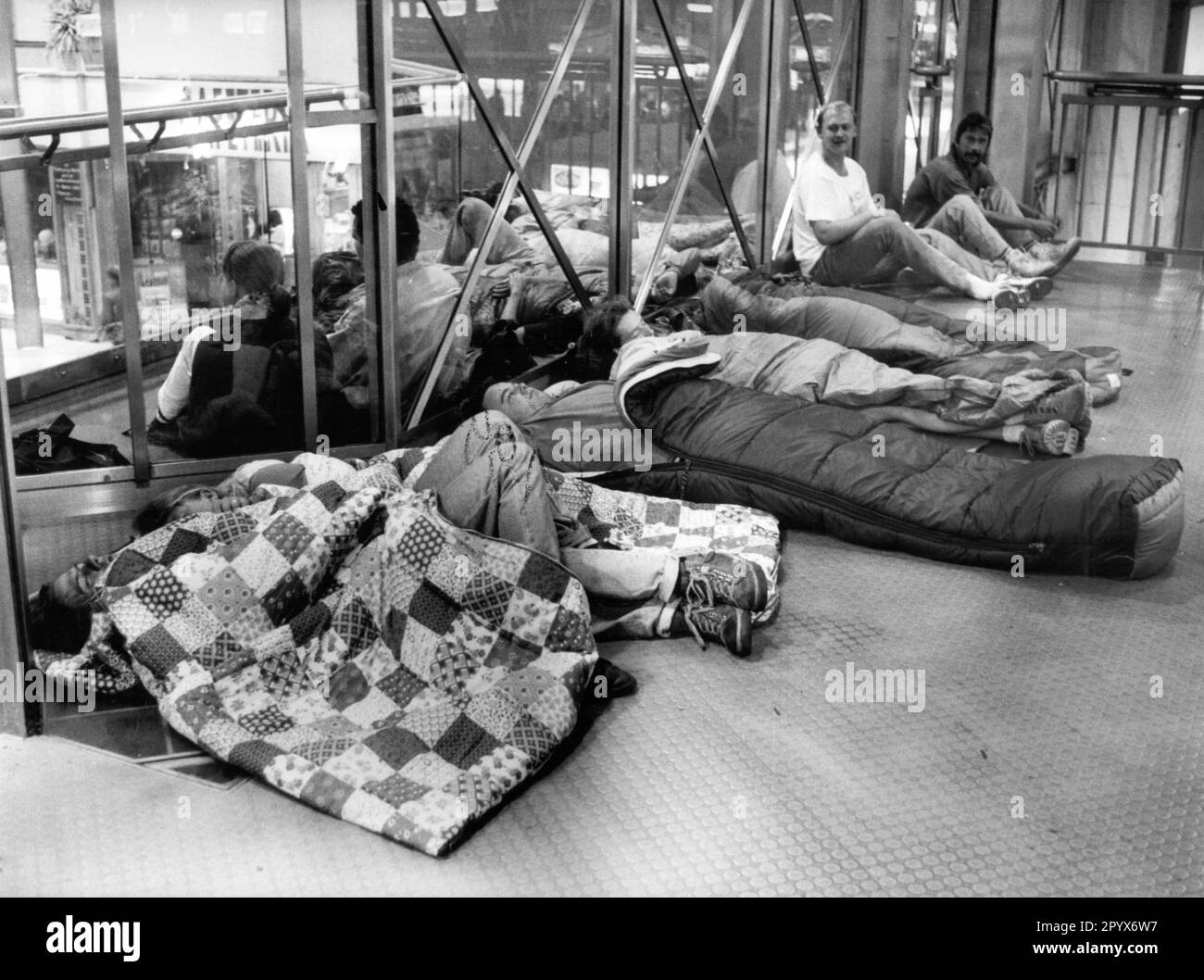 Rucksacktouristen schlafen im Münchner Hauptbahnhof. Stockfoto