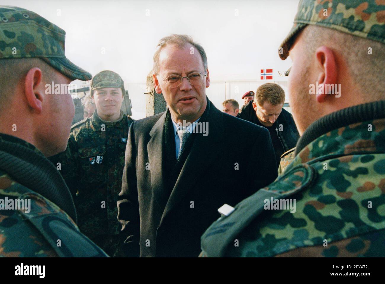 Dieses Foto zeigt Bundesverteidiger Rudolf Scharping bei einem Weihnachtsbesuch im KFOR-Kontingent in Prizren, Kosovo. Dieses multinationale Kontingent der Kosovo-Truppe unter Führung der NATO wurde nach dem Kosovo-Konflikt nach Pristina entsandt, um die sichere Rückkehr der Flüchtlinge zu gewährleisten. [Maschinelle Übersetzung] Stockfoto