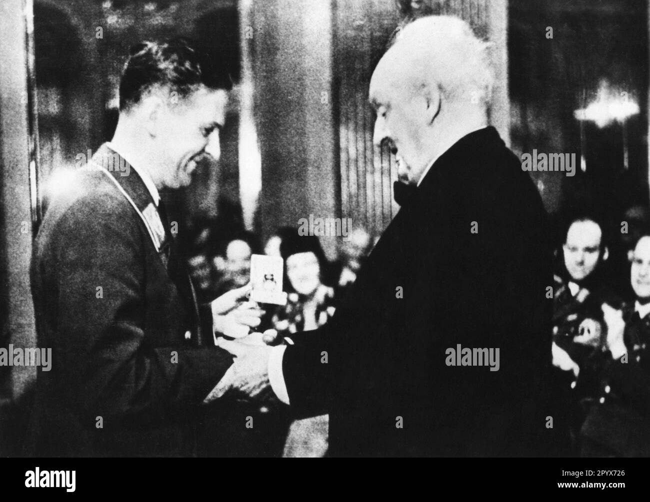 Baldur von Schirach (links) präsentiert dem Dichter Gerhart Hauptmann anlässlich seines 80. Geburtstages den Ring der Ehre der Stadt Wien. [Maschinelle Übersetzung] Stockfoto