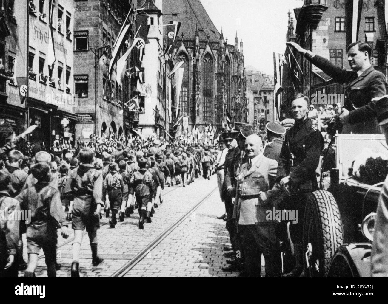 Baldur Benedikt von Schirach (in der Kutsche) zusammen mit Julius Streicher (vor der Kutsche) bei einem marsch der Hitlerjugend. [Maschinelle Übersetzung] Stockfoto