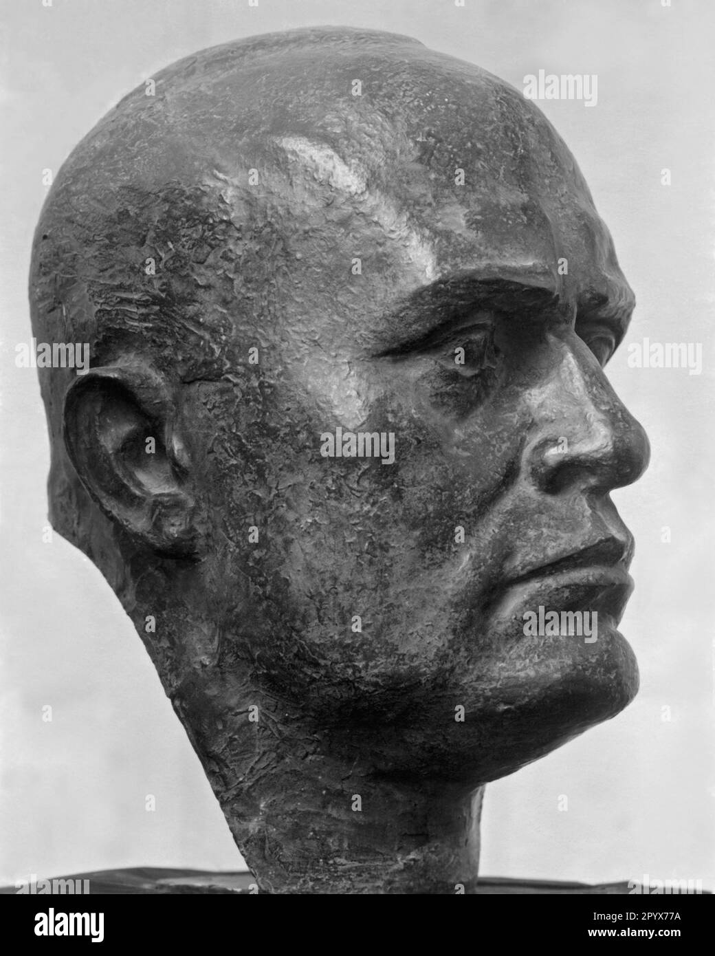 Büste von Benito Mussolinis Kopf, im Profil, aus Bronze. Unbezahltes Foto. [Maschinelle Übersetzung] Stockfoto