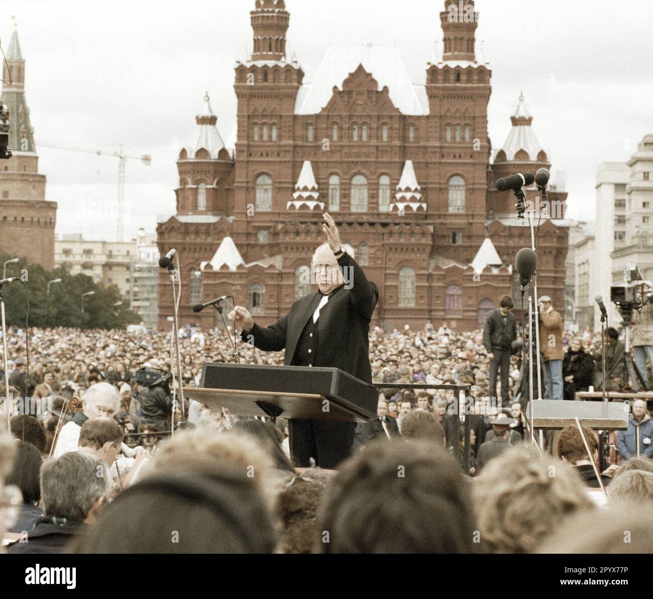 Mstislav Rostropowitsch führt das erste Orchesterkonzert auf dem Roten Platz in Moskau durch. Farbfotografie Stockfoto