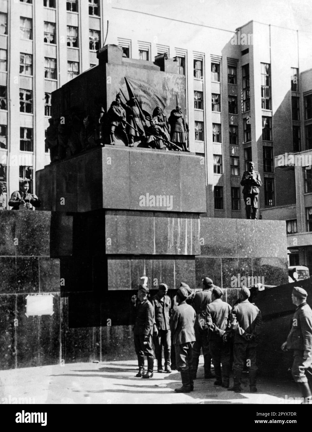 Deutsche Soldaten vor dem Podest der gestürzten Lenin-Statue vor dem Haus der Sowjets in Minsk. [Maschinelle Übersetzung] Stockfoto