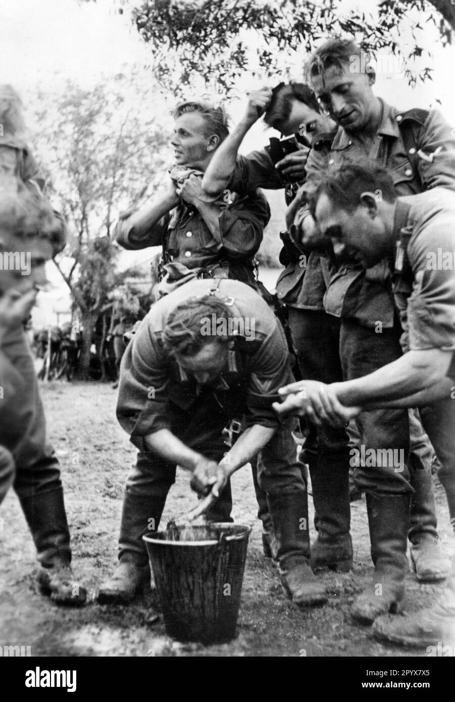 An der Ostfront: Während der Sommeroffensive gegen Stalingrad im Jahr 1942 reinigen sich Infanteristen während einer Pause im märz. Foto: Jesse [maschinelle Übersetzung] Stockfoto