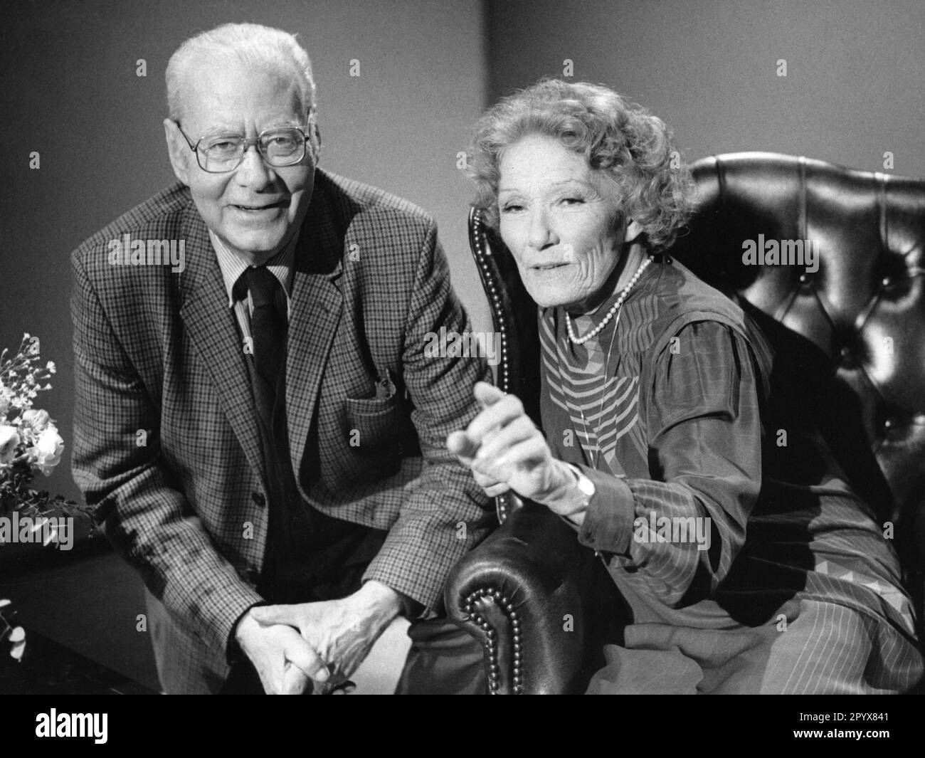 Theaterkritiker Friedrich Luft mit Schauspielerin Brigitte Horney. Stockfoto