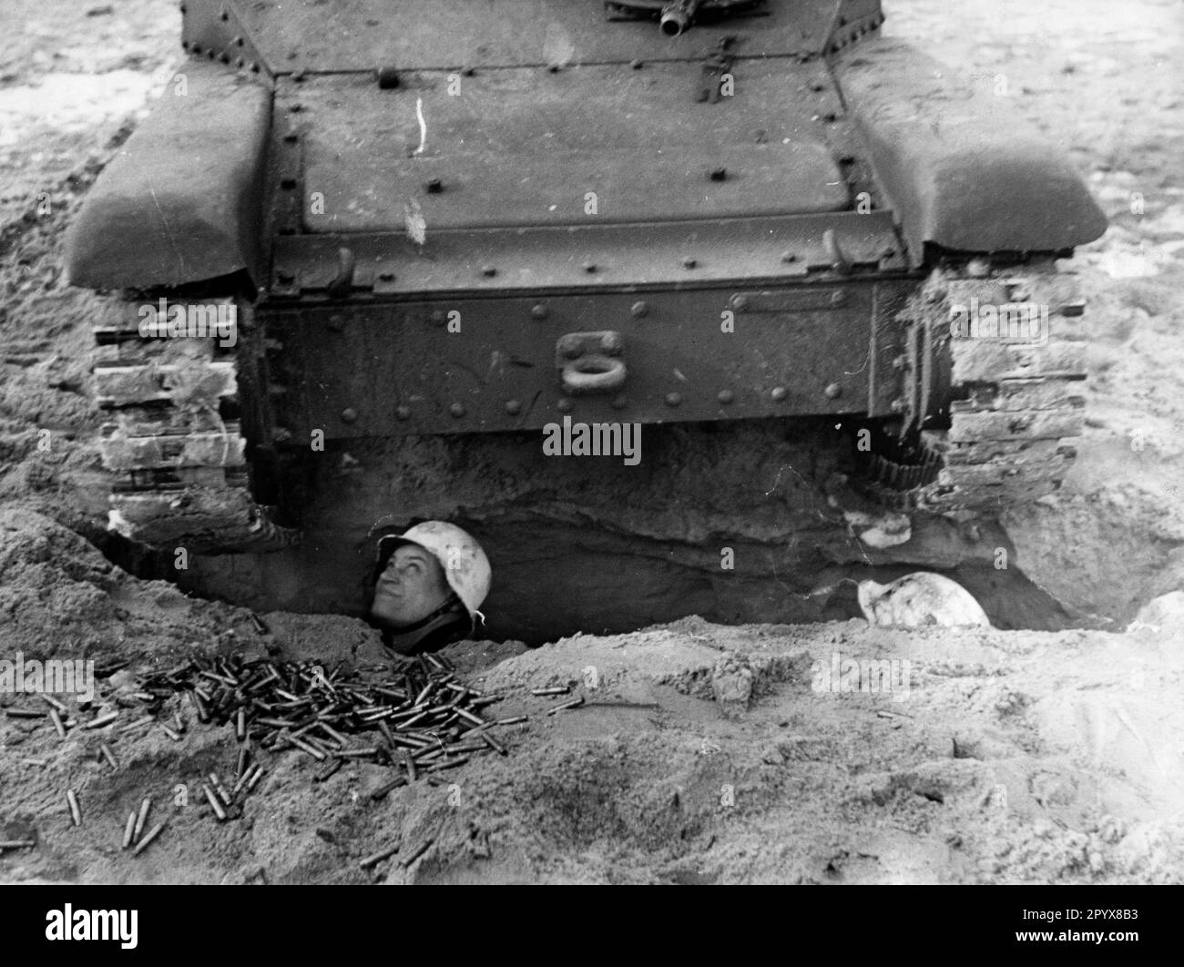 NCOs an der Wehrmacht NCO-Schule bei Berlin werden während eines Trainingskurses von einem Panzer überfahren. Foto: Schwahn Stockfoto