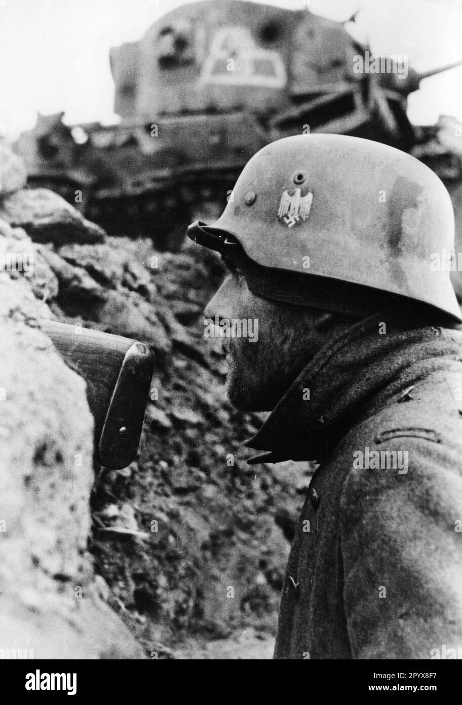 Ein deutscher Soldat in einer Position nahe Rschew im mittleren Teil der Ostfront. Foto: Hermann. [Maschinelle Übersetzung] Stockfoto