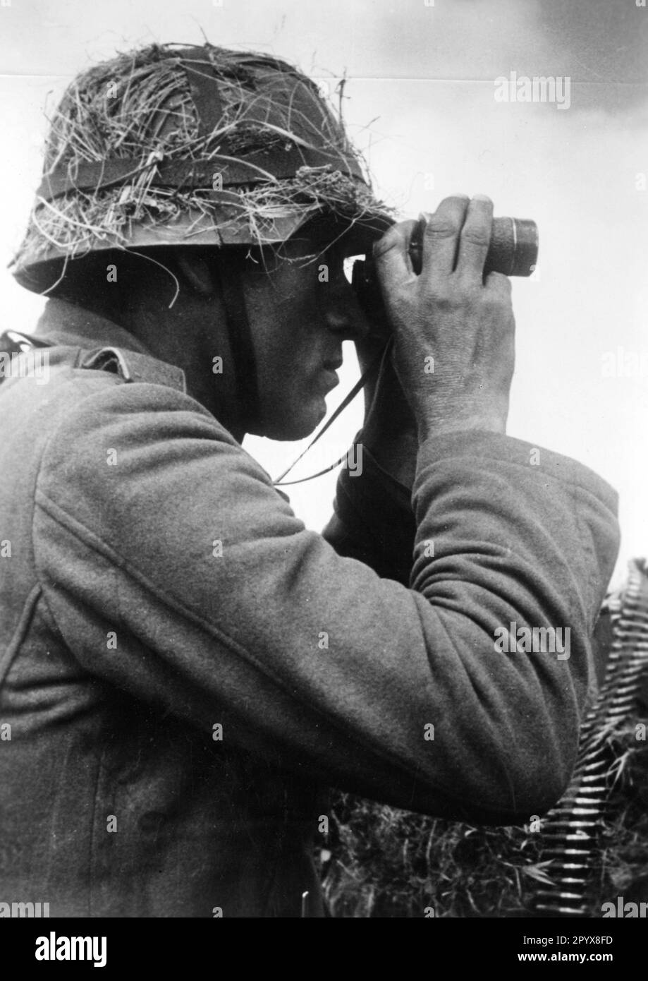 Ein Soldat beobachtet feindliche Positionen in Britzkoje bei Vinnitsa (Ukraine) im südlichen Teil der Ostfront. Foto: Müller-Schwanneke. [Maschinelle Übersetzung] Stockfoto