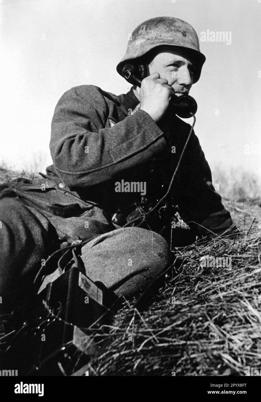 Ein hochentwickeltes Artilleriebeobachtungstelefon mit Batterie während Operationen mit der Kampfgruppe Scherer im Cholm-Kessel im nördlichen Teil der Ostfront. Foto: Dettmann. [Maschinelle Übersetzung] Stockfoto