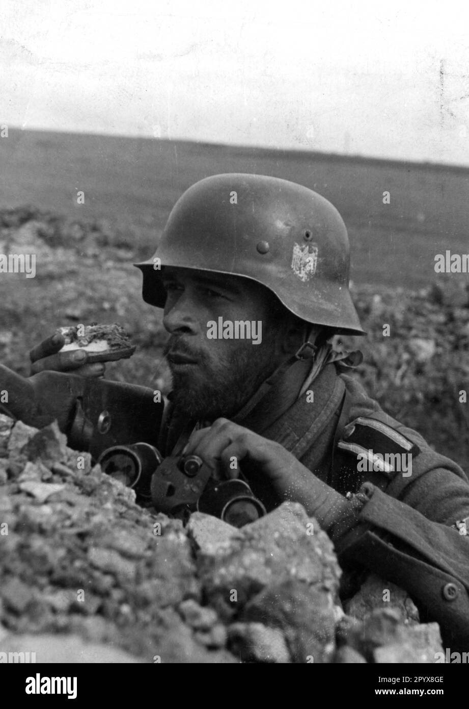 Deutscher Soldat in seiner Position an der Ostfront. Foto: Schödl [maschinelle Übersetzung] Stockfoto