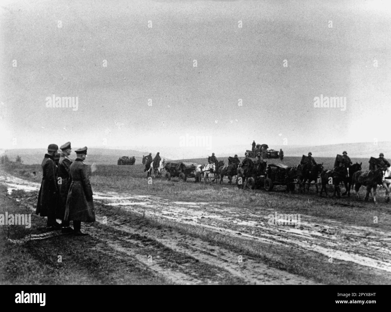 Oberbefehlshaber der Armeegruppe Fedor von Bock und Oberbefehlshaber der 1. Kavallerieabteilung Kurt Feldt beobachten den Vormarsch der Einheiten der Division in der Abteilung des Armeegruppenzentrums im Regen. Foto: Hiltner [automatisierte Übersetzung] Stockfoto