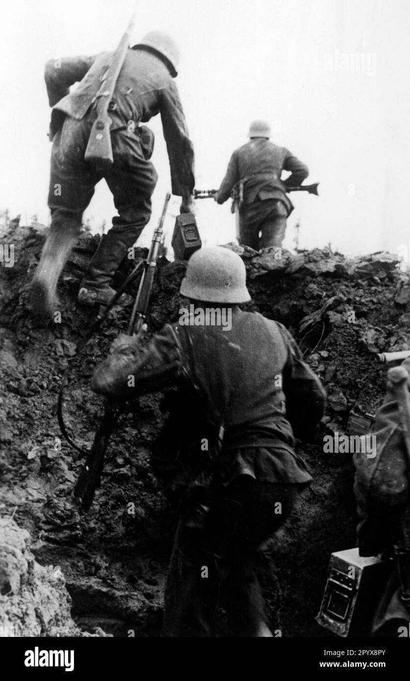 Ein deutscher Maschinenschütze mit den Gunnern 1 und 2 verließ den Graben während eines Angriffs in der Nähe von Rschew im mittleren Abschnitt der Ostfront. Foto: Hermann [maschinelle Übersetzung] Stockfoto