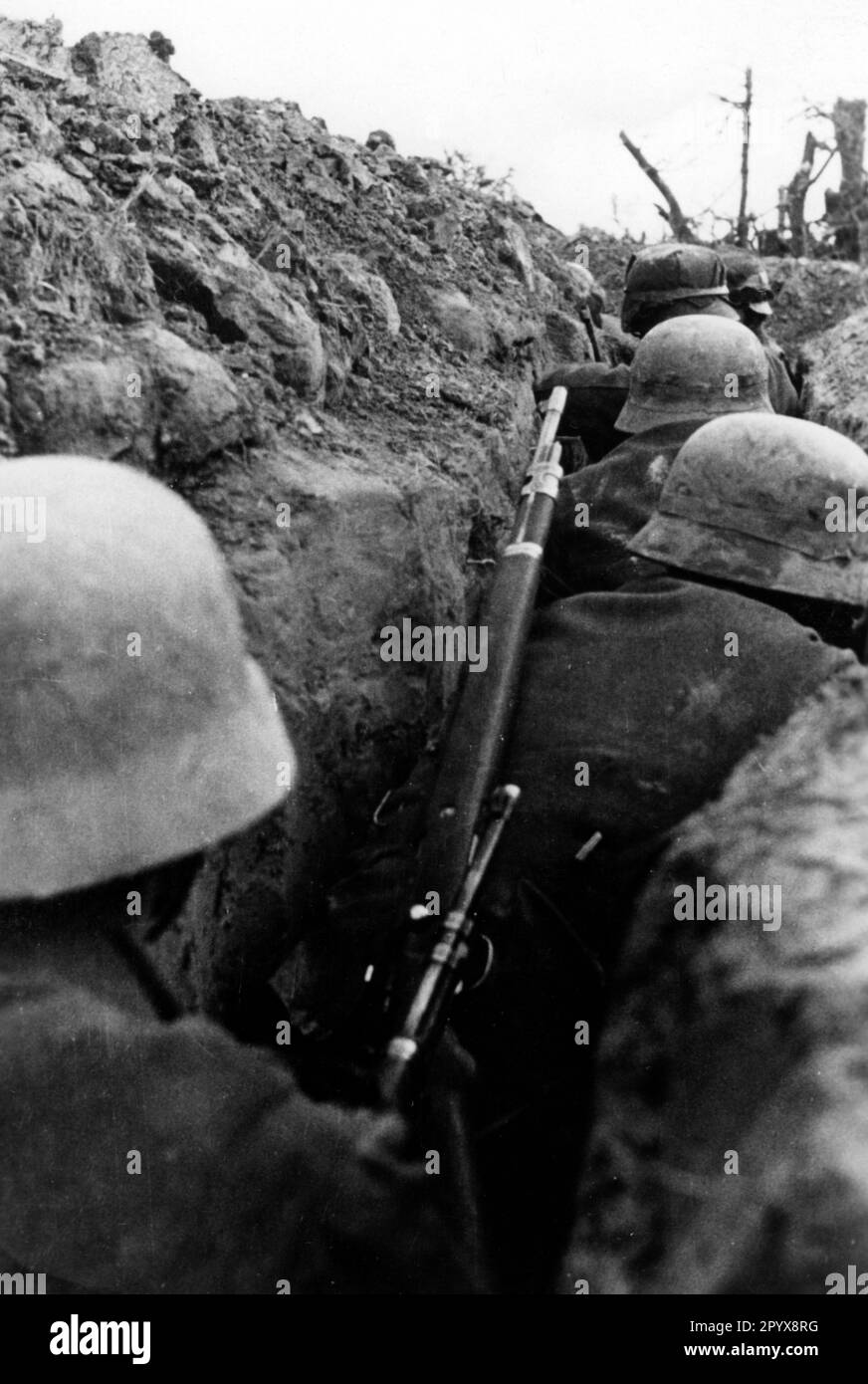 Während der Kaemofe im Zentrum der Ostfront im Gebiet von Rschew befanden sich deutsche Soldaten in einem Graben. Foto: Hermann [maschinelle Übersetzung] Stockfoto