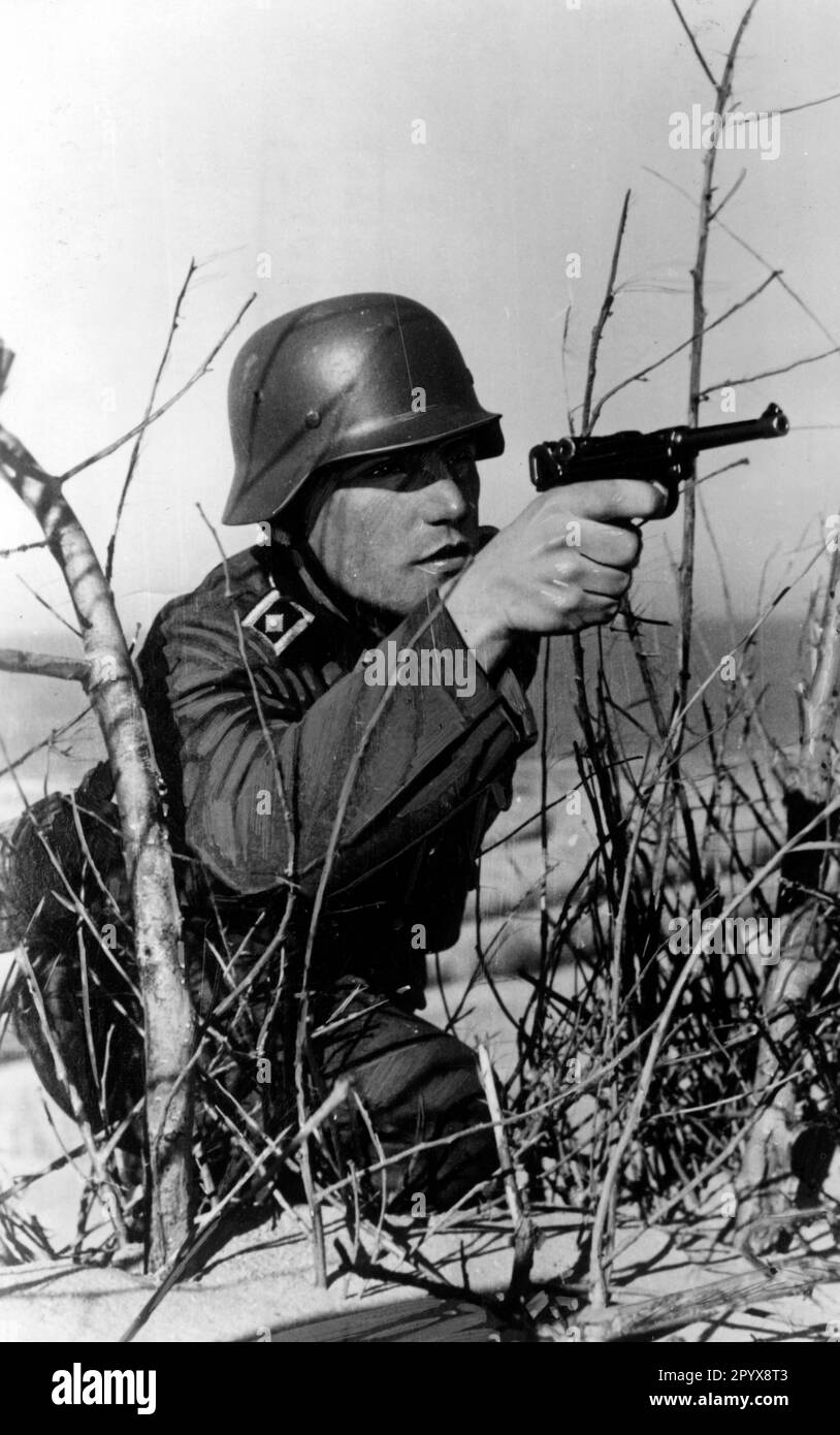Sergeant während des Trainings mit einer Luger 08 Pistole an der Westfront. Foto: V.d. Becke. [Maschinelle Übersetzung] Stockfoto