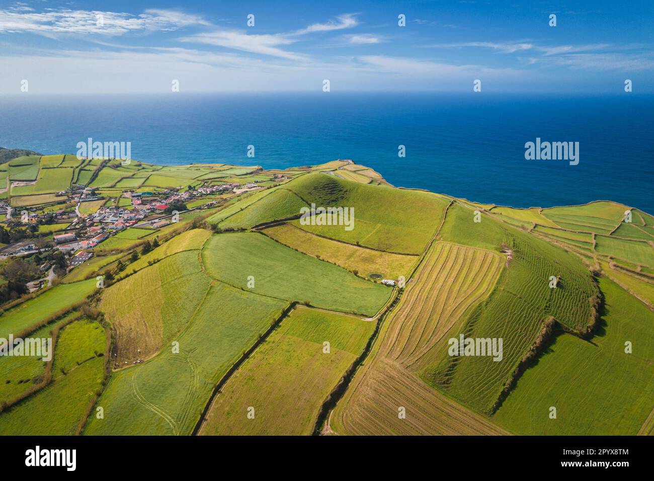 Luftaufnahme der Landschaften auf der Insel Sao Miguel, grüner Ackerland und vulkanische Berge und Seen, Azoren, Portugal Stockfoto