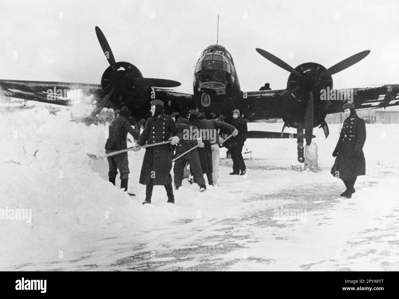 Junkers Ju 88 Kampfflugzeuge werden von Bodenpersonal auf einem Flugplatz in Nordfrankreich freigeschaufelt. Foto: Boettcher. [Maschinelle Übersetzung] Stockfoto