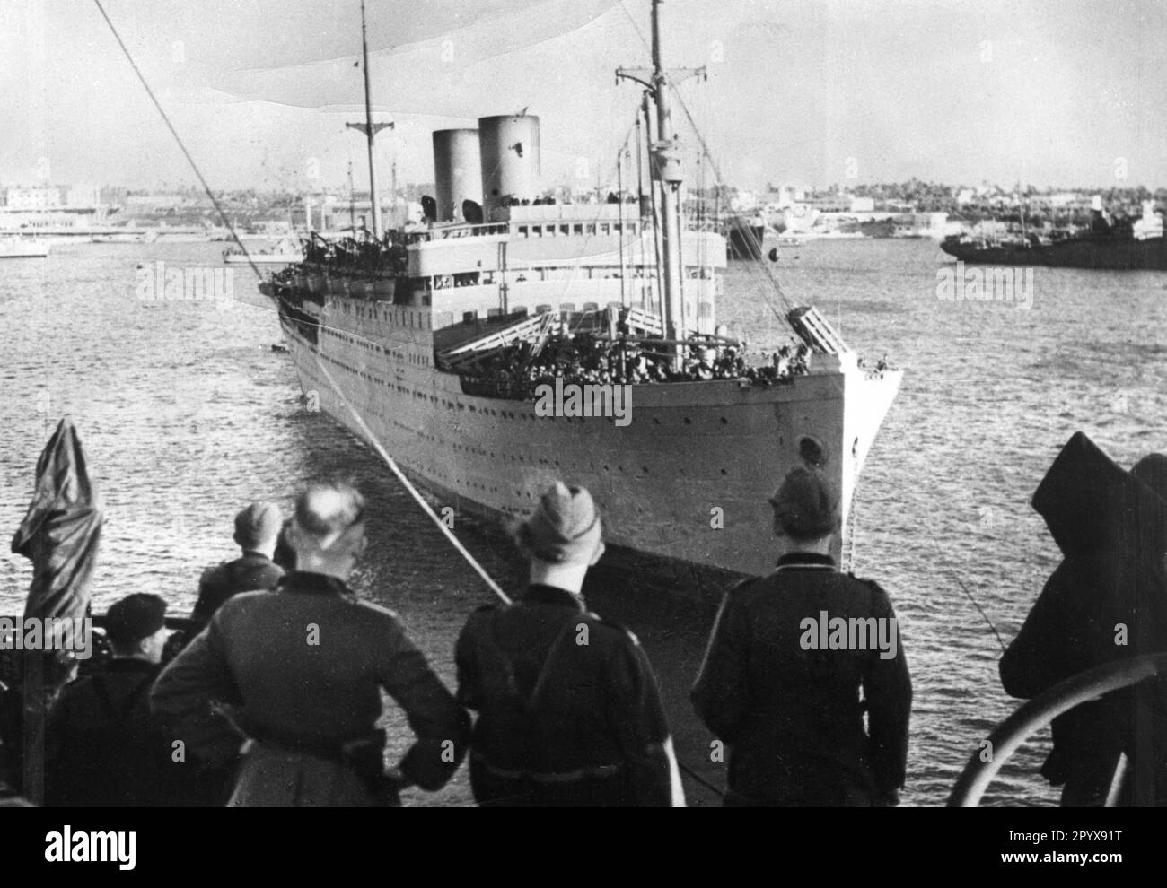 Ein Schiff mit Soldaten des deutschen Afrika-Korps fährt in den Hafen von Tripolis ein. Foto: Moosmüller [maschinelle Übersetzung] Stockfoto