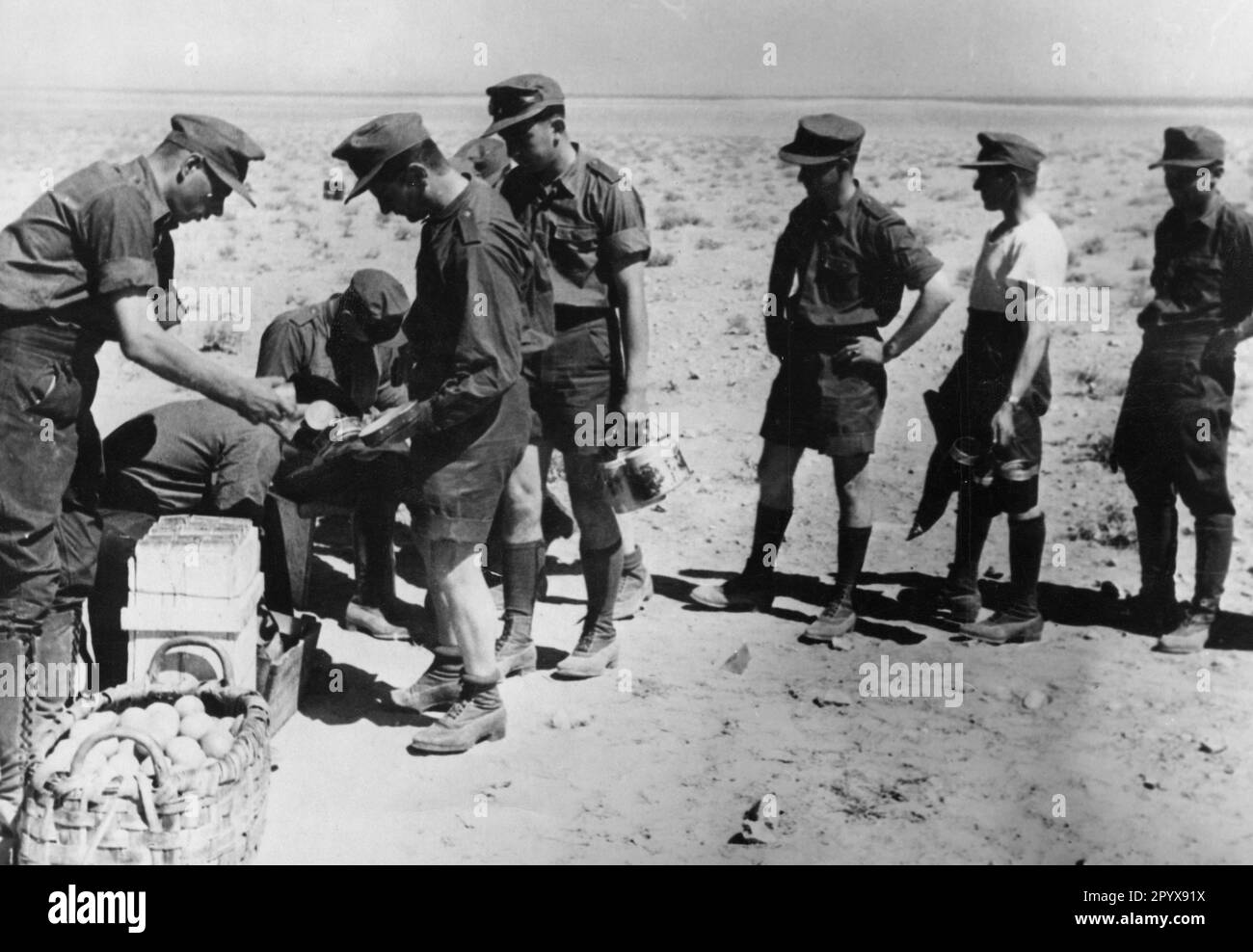 Soldaten des Deutschen Afrikakorps stehen bei einer Nahrungsmittelverteilung in Libyen. Foto: Boecker [maschinelle Übersetzung] Stockfoto