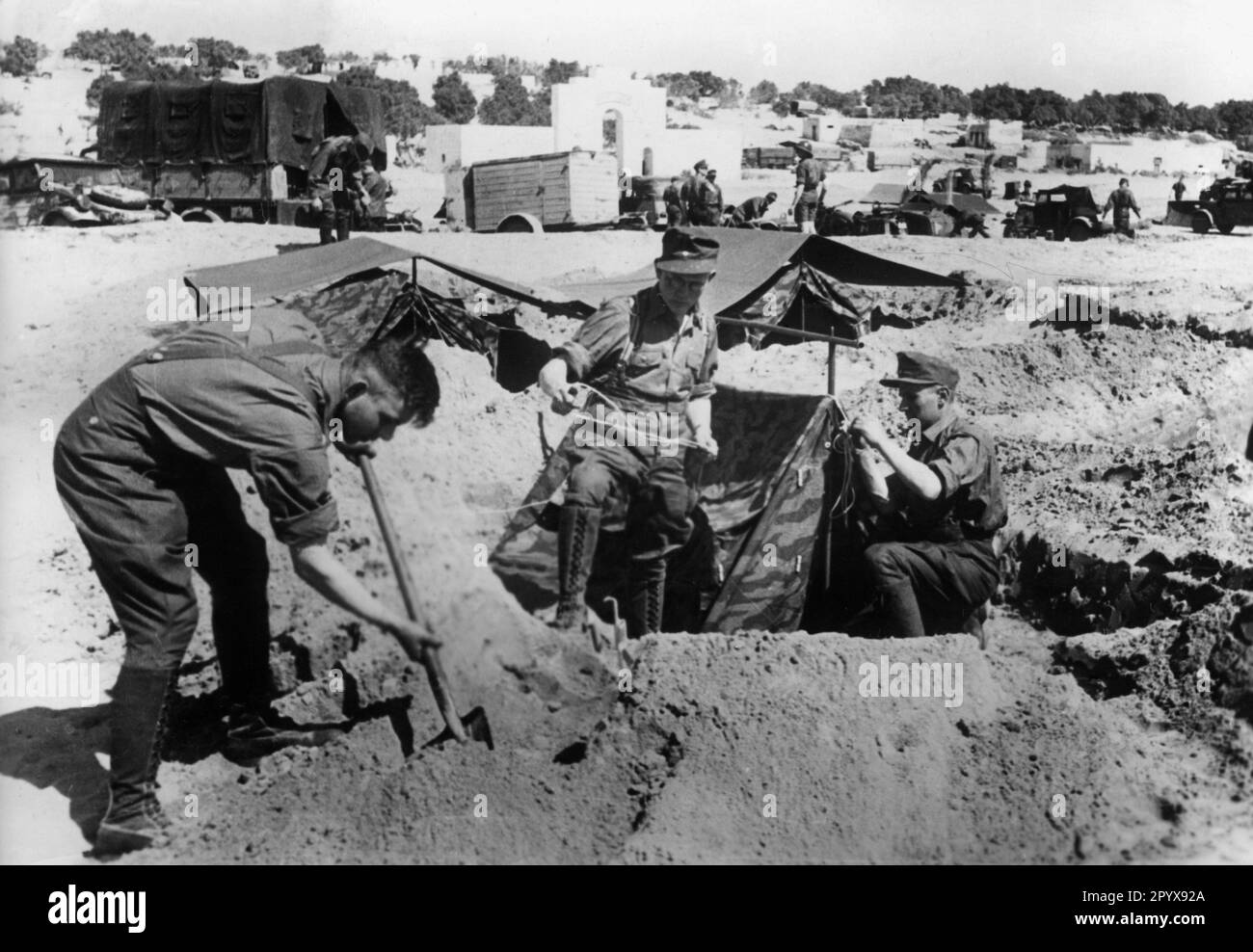 Soldaten des deutschen Afrika-Korps haben ein Lager in der Wüste aufgebaut. Foto: Moosmüller [maschinelle Übersetzung] Stockfoto