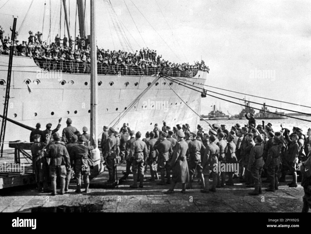 Deutsche Soldaten des Afrika-Korps kommen mit dem Schiff im Hafen von Tripolis an. Foto: Moosmüller [maschinelle Übersetzung] Stockfoto