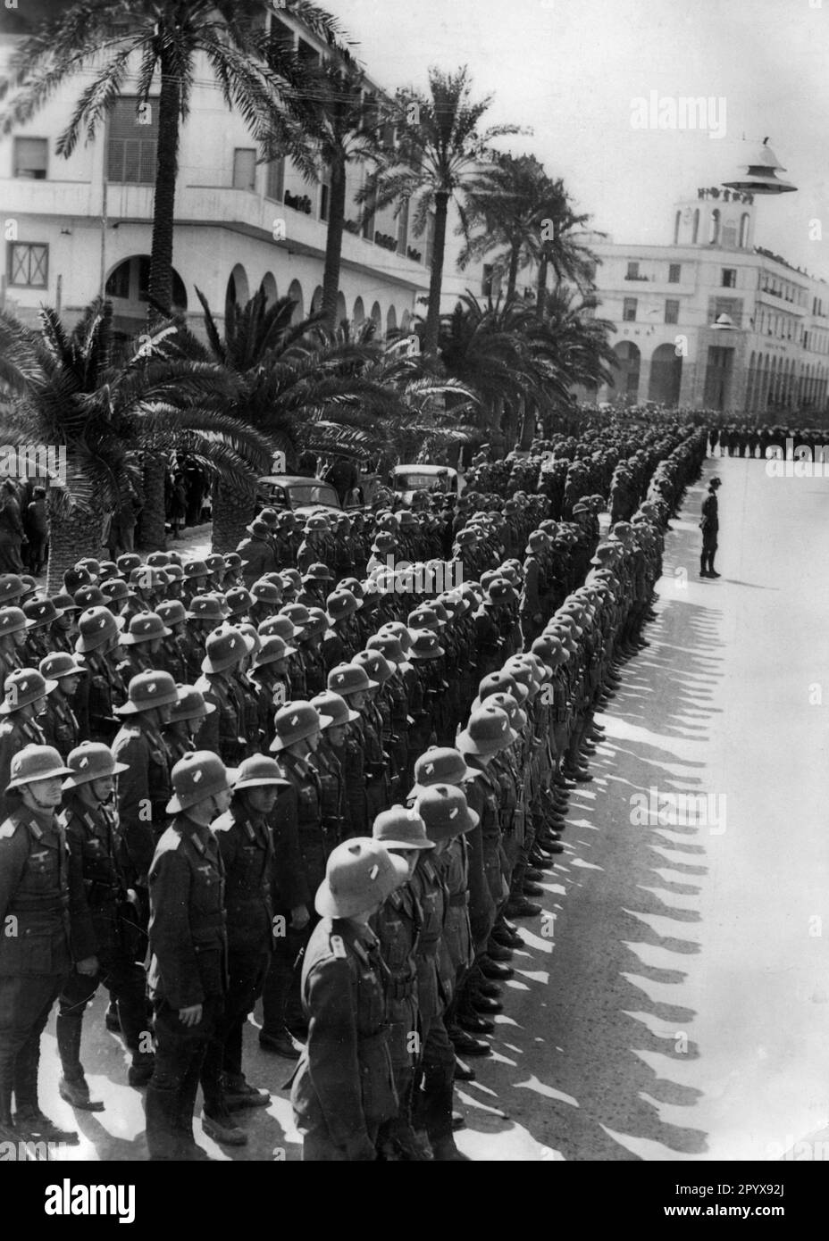 Truppen des deutschen Afrika-Korps stehen in Tripolis in Schlange. Foto: Luce [automatisierte Übersetzung] Stockfoto