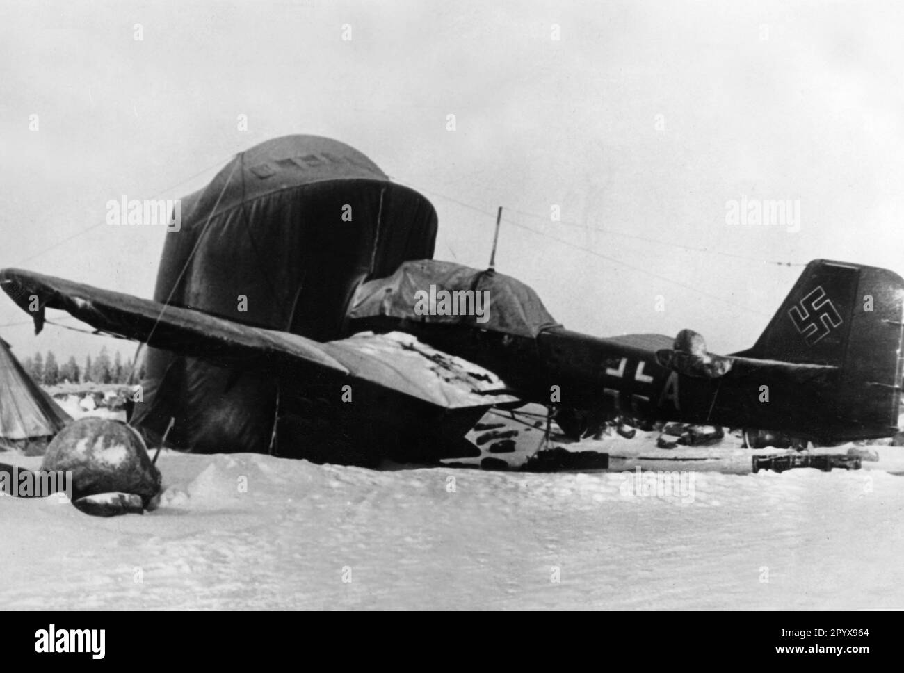„Junkers Ju 87“ „Stuka“ auf einem Flugplatz in Nordfinnland. Stoffabdeckungen dienen dem Schutz des Flugzeugs vor eisiger Luft. Foto: Niermann. [Maschinelle Übersetzung]' Stockfoto