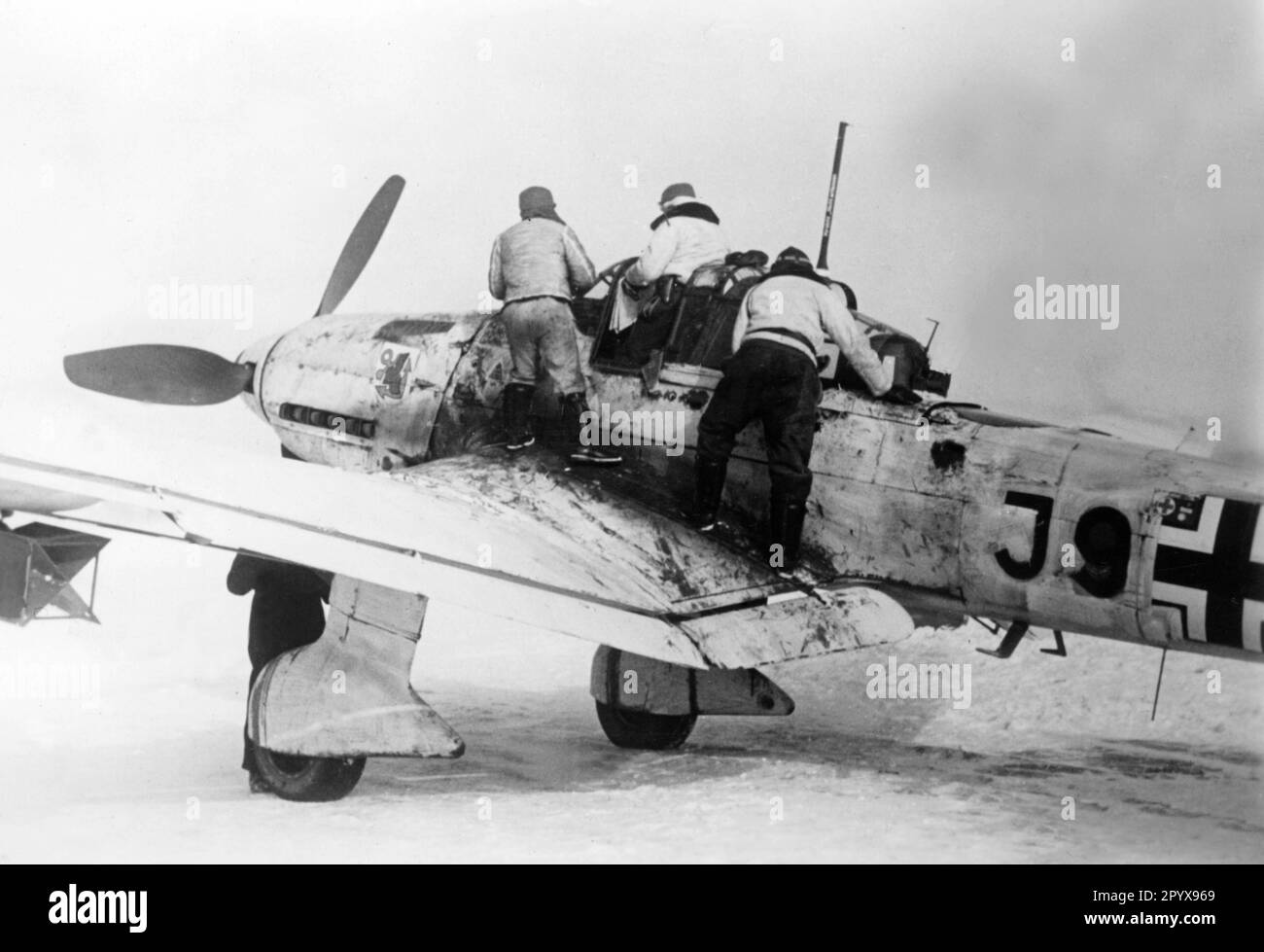 'Junkers Ju 87 ''Stuka'' auf einem Flugplatz nahe Gostino im nördlichen Teil der Ostfront. Auf der Motorhaube des Flugzeugs befindet sich das Emblem des 7./Stukageschwader 1. Foto: Reimers. [Maschinelle Übersetzung]' Stockfoto