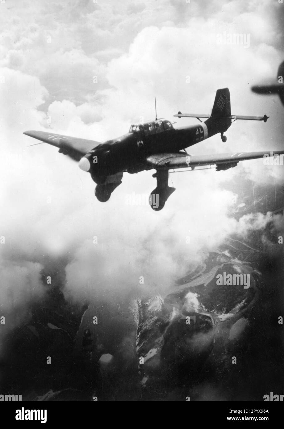 'Junkers Ju 87 ''Stuka'' während eines Angriffs auf Brücken über den Dniester River im südlichen Abschnitt der Ostfront bei Nawos. Foto: Grosse [maschinelle Übersetzung]“ Stockfoto