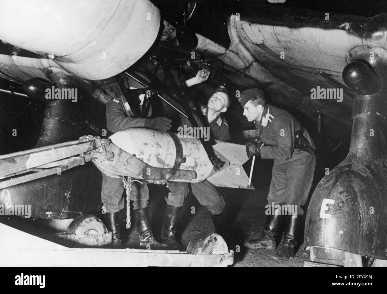 Das Bodenpersonal hängt eine Bombe unter einen Junkers Ju 87, um das Flugzeug für einen Nachtangriff vorzubereiten. Foto: Göbel [maschinelle Übersetzung] Stockfoto