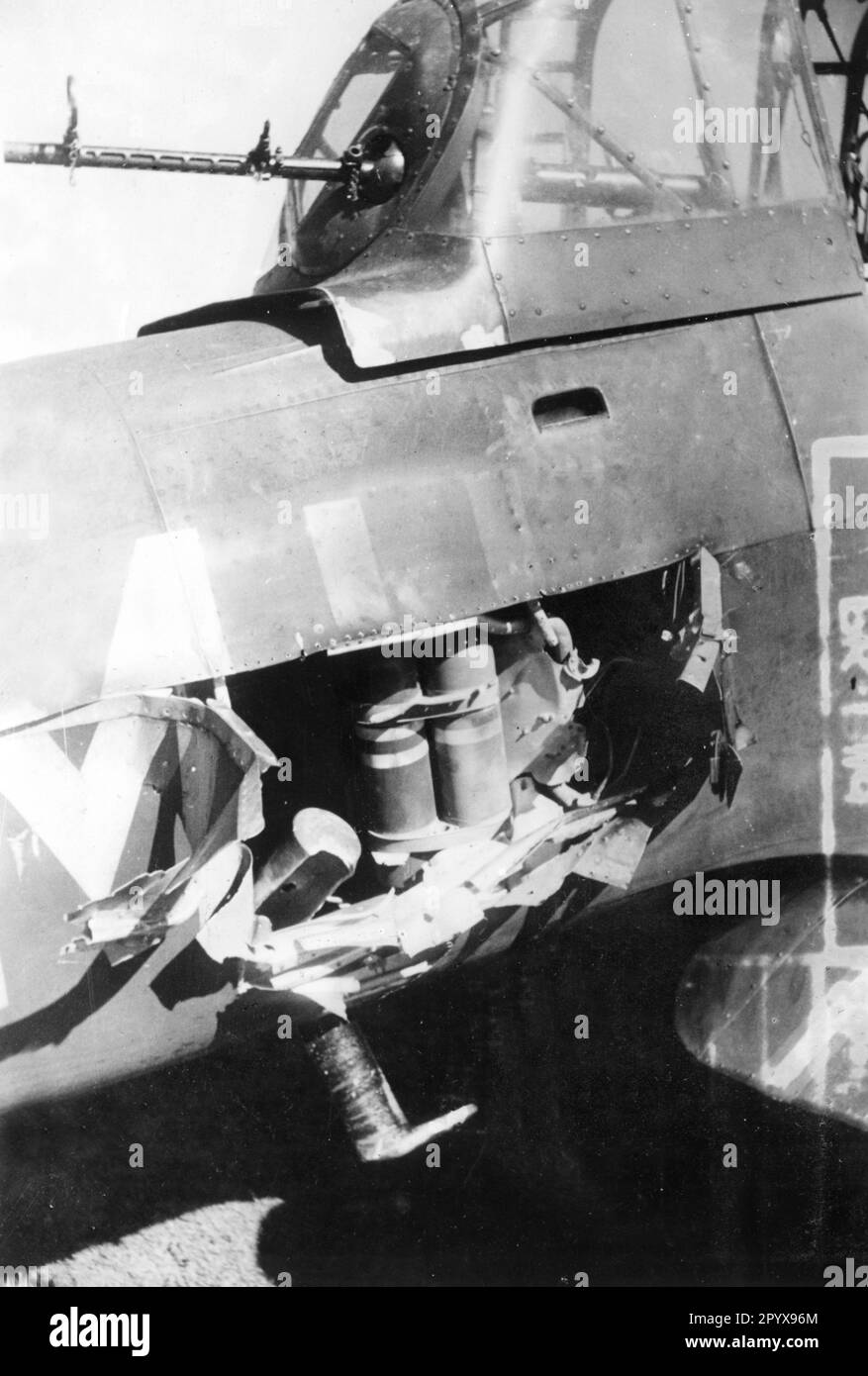 "Junkers Ju 87" "Stuka", nachdem er von einer Mission gegen England auf seinem Flugplatz gelandet war, mit Schäden durch die Verteidigung. Foto: Onken. [Maschinelle Übersetzung]' Stockfoto