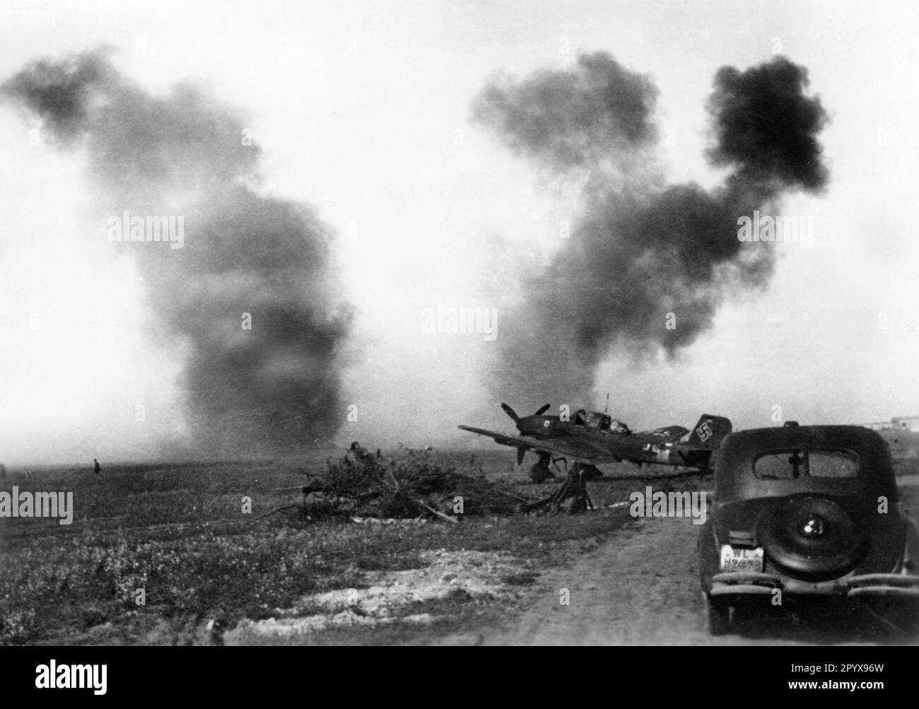 "Junkers Ju 87" "Stuka" auf einem Flugplatz im südlichen Teil der Ostfront nach einem Luftangriff sowjetischer Flugzeuge. Foto: KÖSTER“ Stockfoto