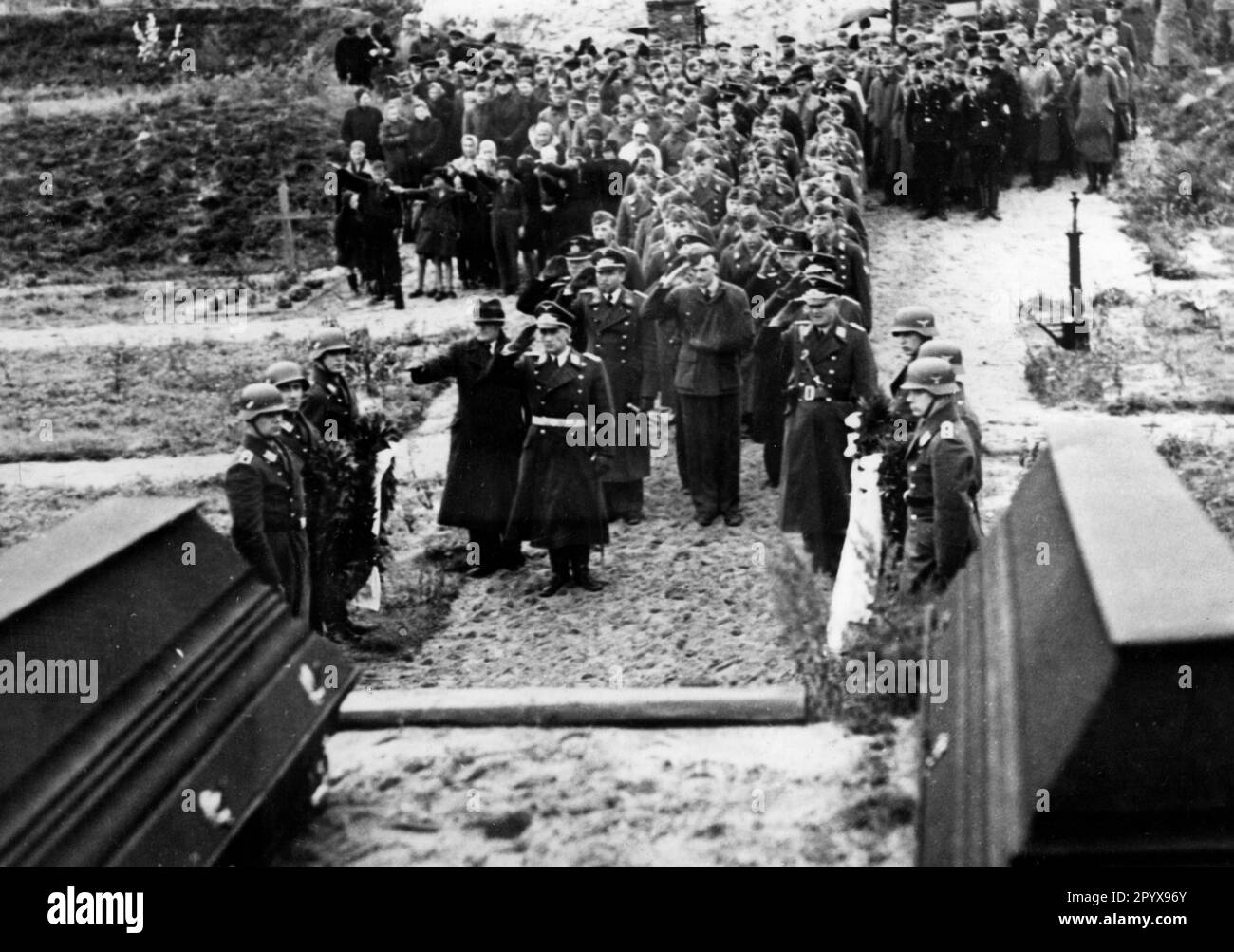 Mit militärischen Ehren werden britische Piloten, die im Luftschlag getötet wurden, auf dem Friedhof von Wilhelmshaven begraben. [Maschinelle Übersetzung] Stockfoto