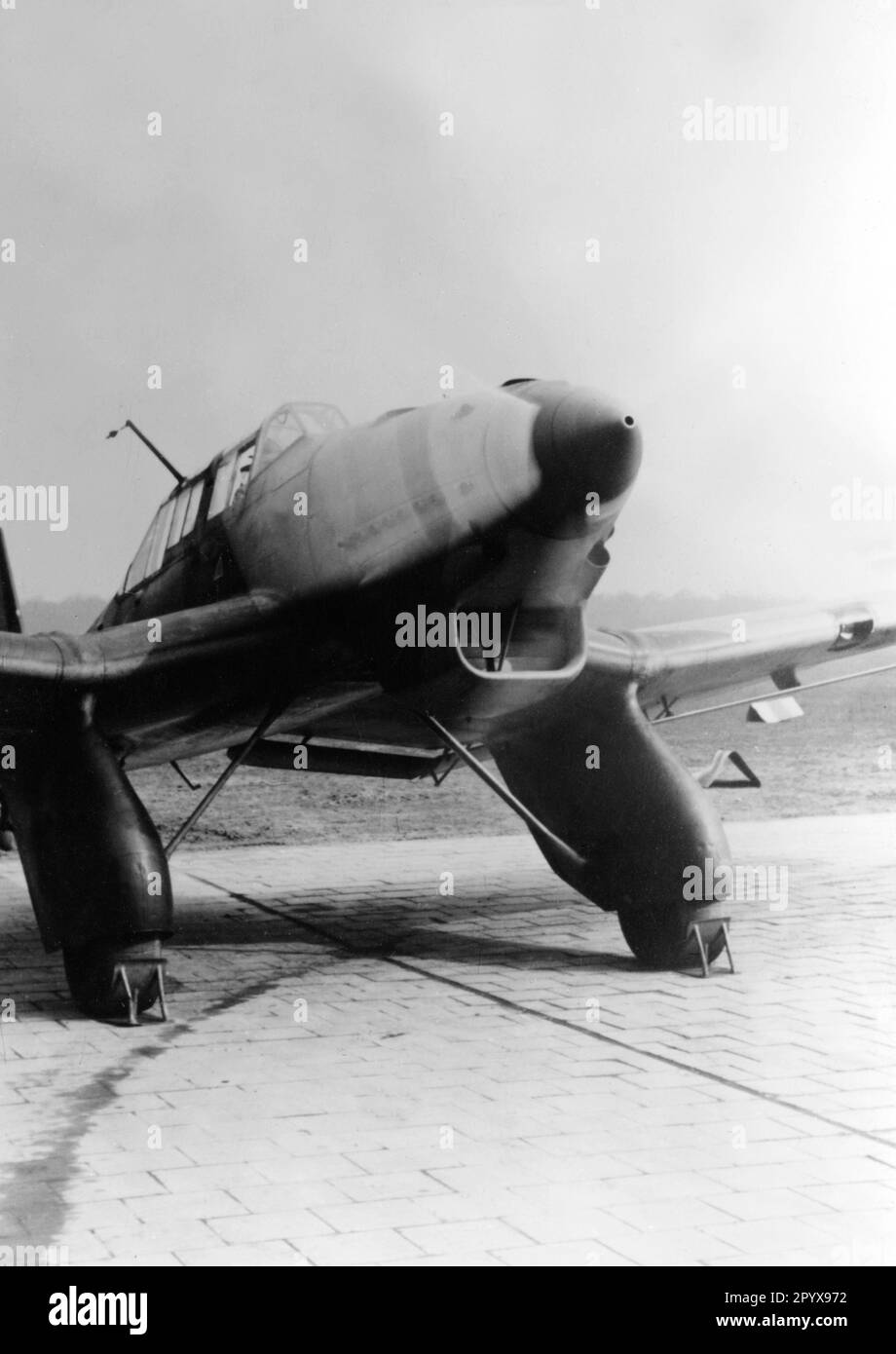 "Junkers Ju 87" "Stuka" auf einem Flugplatz. [Maschinelle Übersetzung]' Stockfoto