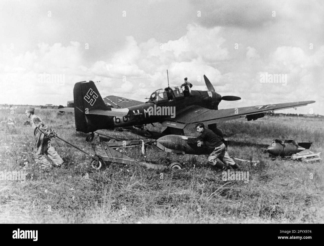 "Ladung eines Junkers Ju 87 'Stuka' mit Bomben auf einem Flugplatz." Foto: Jütte. [Maschinelle Übersetzung]' Stockfoto