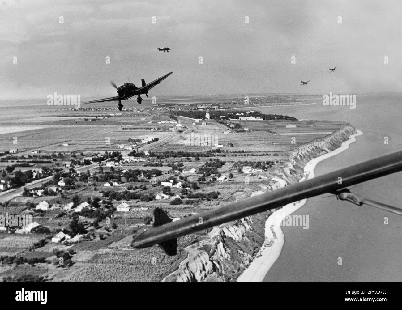 Deutsche Junkers Ju 87, die während der Offensive nach Stalingrad von einem feindlichen Flug auf dem Asowschen Meer im südlichen Teil der Ostfront zurückkehrten. Foto: Klose [maschinelle Übersetzung] Stockfoto