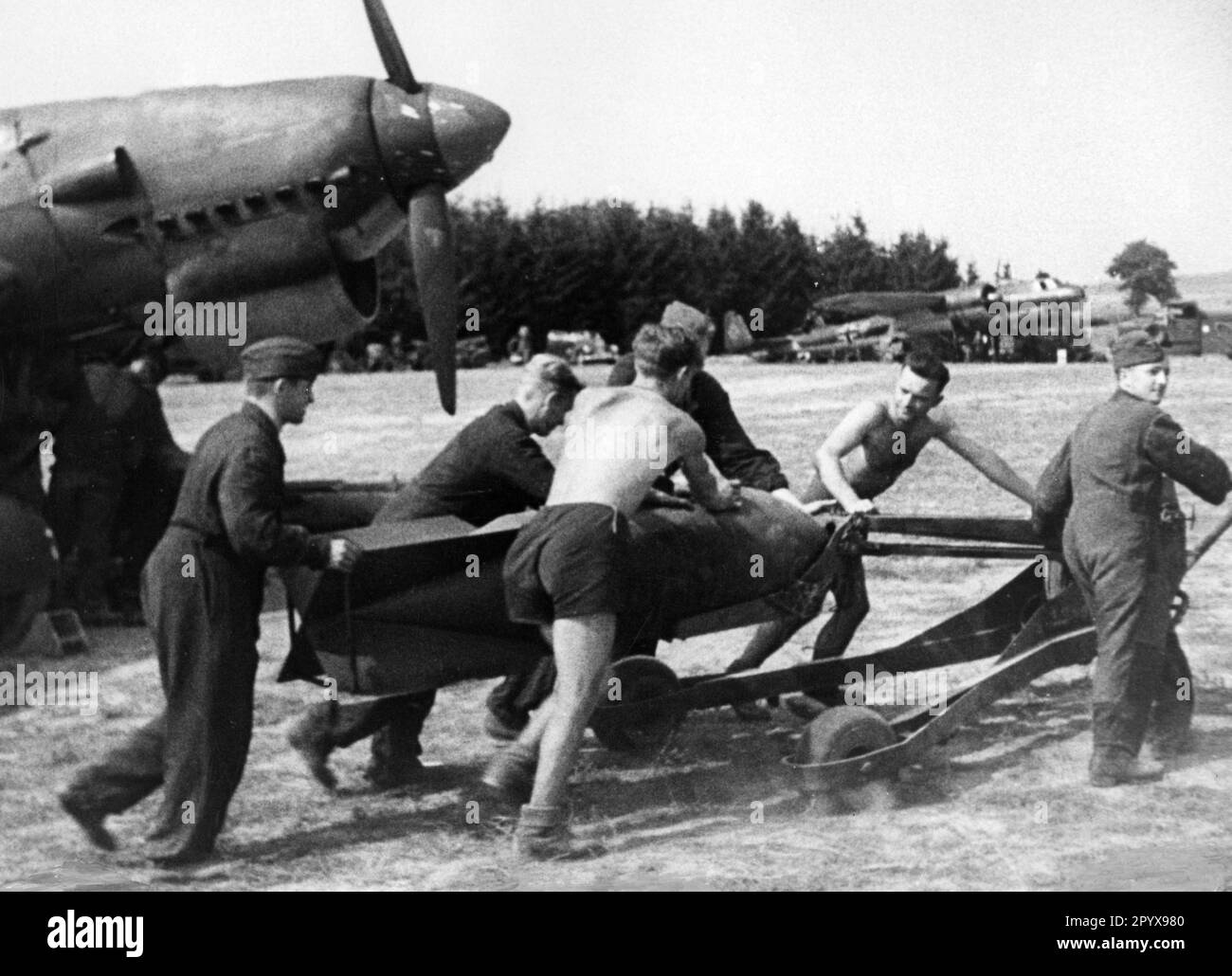 Auf einem Flugplatz an der Westfront ist ein Junkers Ju 87 'Stuka' mit einer Bombe geladen. Im Hintergrund eine Dornier do 17. [Maschinelle Übersetzung]' Stockfoto