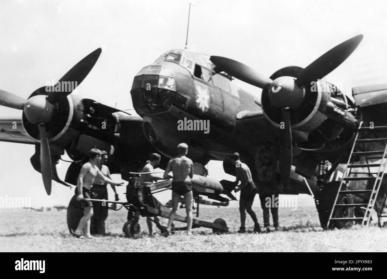 Ein deutsches Junkers Ju 88-Kampfflugzeug ist an der Ostfront mit Bomben beladen. Foto: Baas [automatisierte Übersetzung] Stockfoto