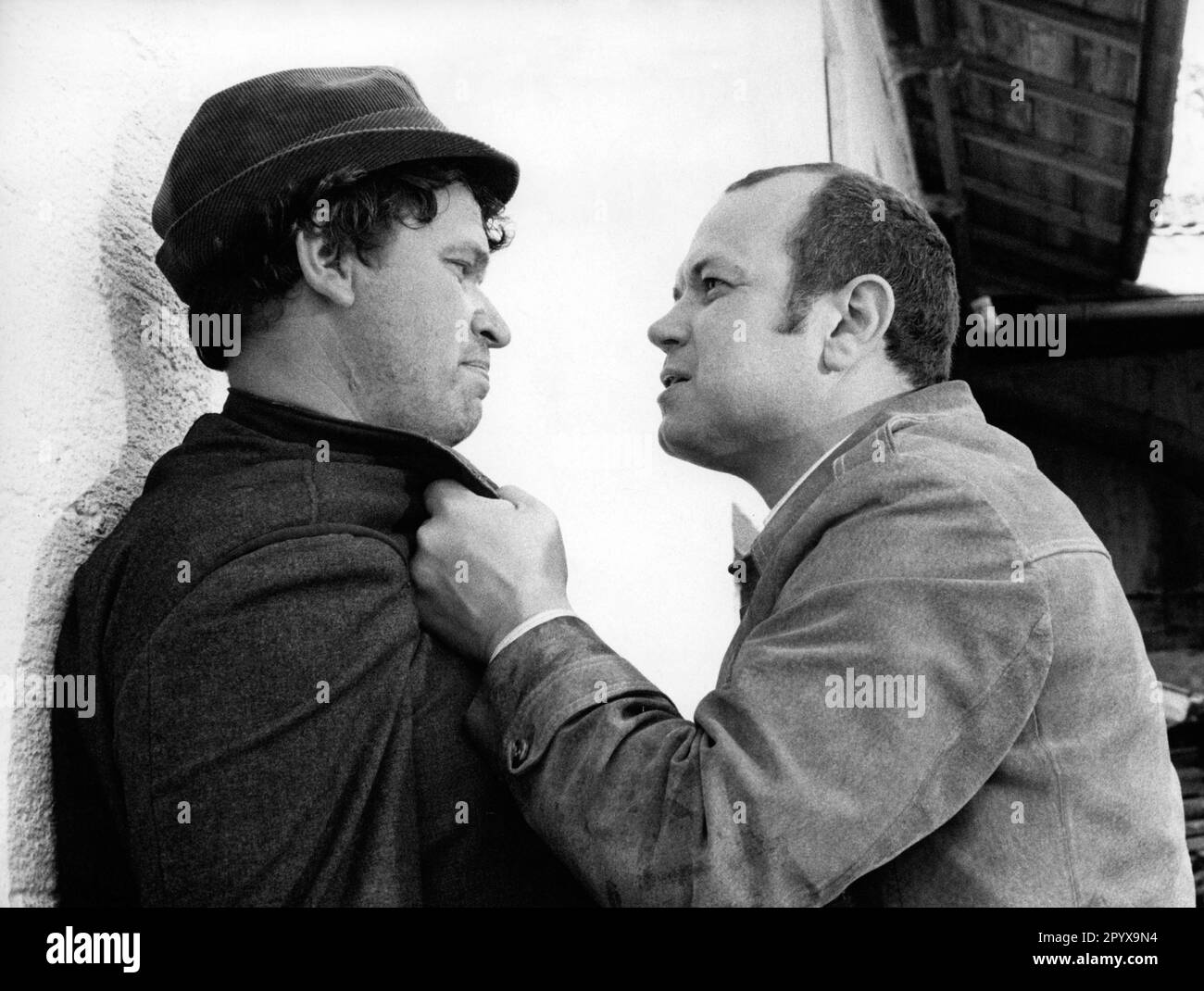 Gerhard Polt (links) und Jörg Hube in einer Szene aus der Serie „der Gerichtsvollzieher“, Episode „der g'scherte Hammel“. Jörg Hube, [automatisierte Übersetzung] Stockfoto