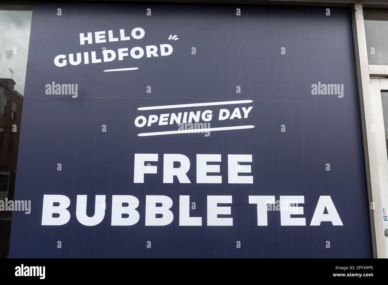 Schild mit kostenlosem Bubble Tea zur Eröffnung eines neuen Unternehmens in Guildford, Surrey, Großbritannien Stockfoto