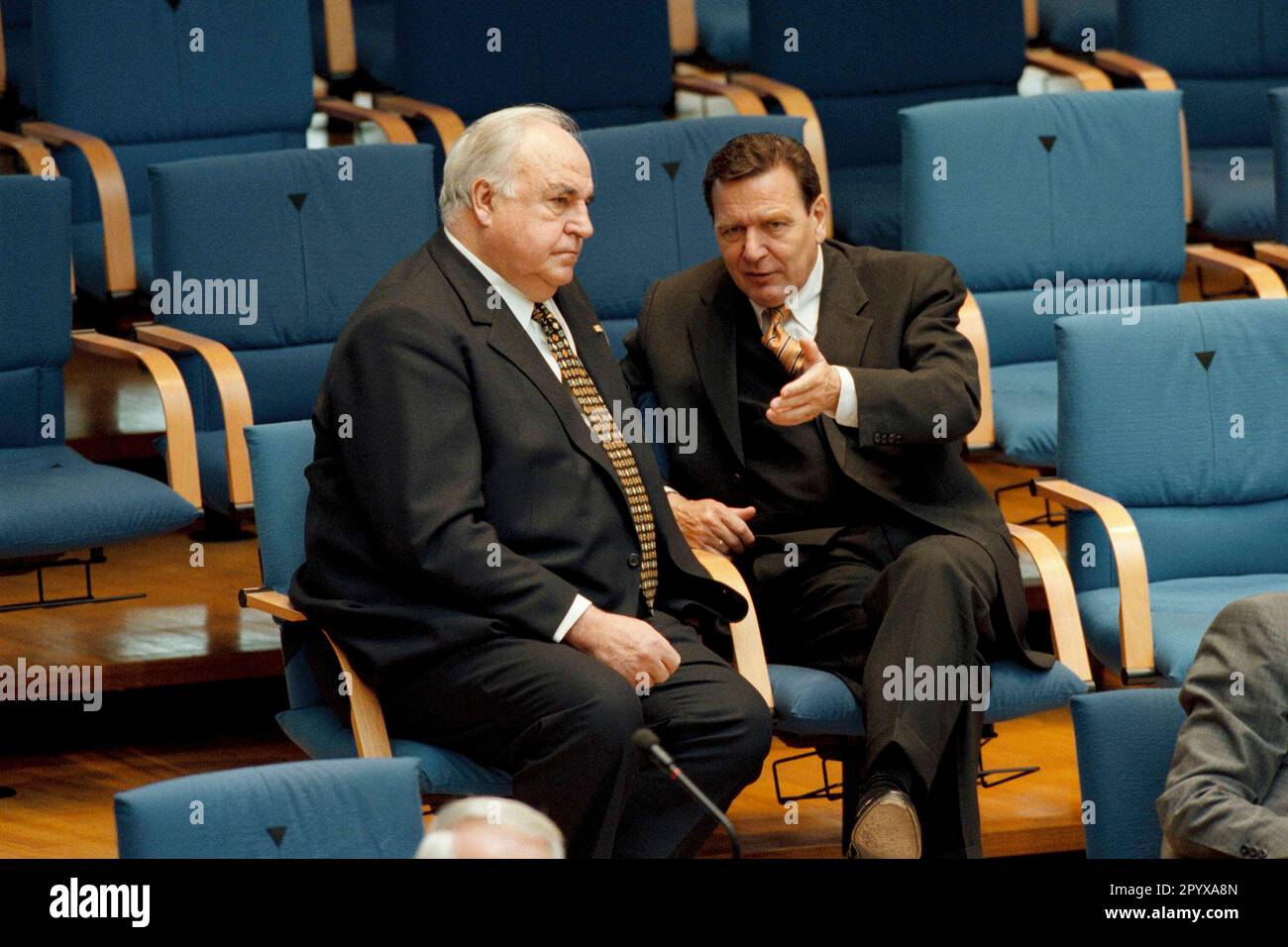 Helmut Kohl, CDU, und Gerhard Schroeder, SPD, unterhalten sich. Während der Debatte des Deutschen parlaments zur Finanz- und Wirtschaftspolitik. Stockfoto