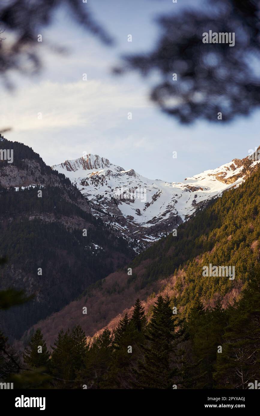 Fotografie des Sonnenuntergangs im Schnee eines Gipfels in Pirineos Stockfoto