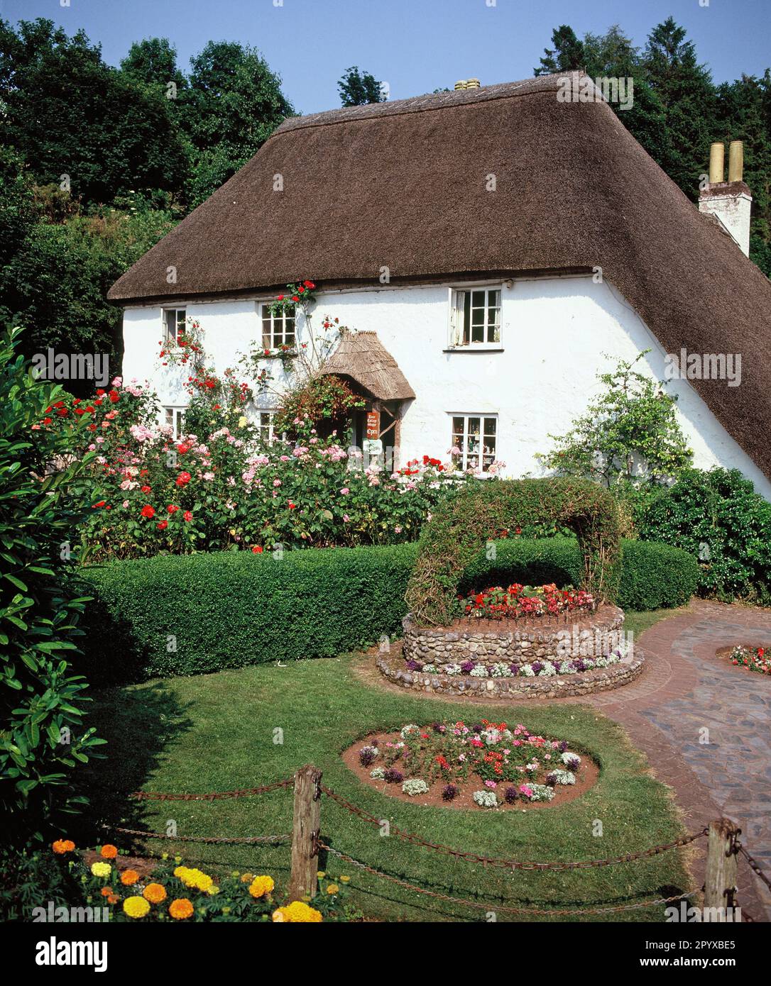 England. Ich Bin Devon. Cockington. Strohgedeckte Hütte. Stockfoto